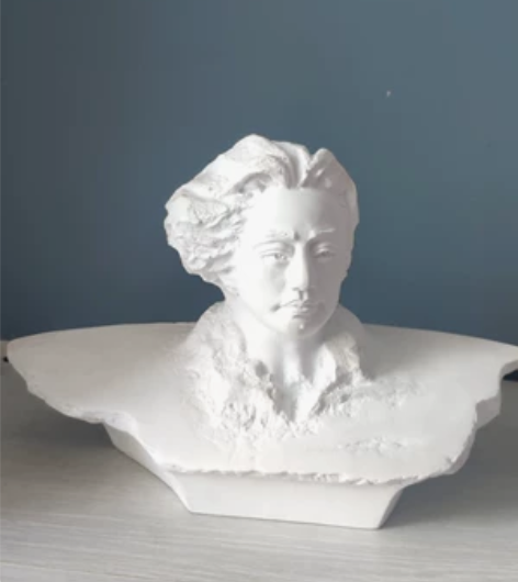 风华正茂 瓷塑。纯瓷雕像。最宽43cm，高...