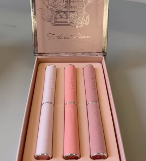 倾城之恋口红礼盒 仅在手臂上试过色??剩余...