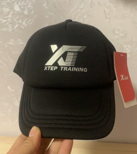 特步运动帽棒球帽，黑色经典品牌标，后面镂空...