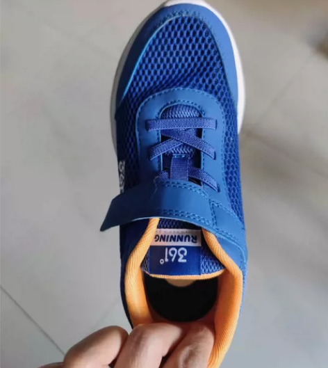 361度大网孔男童夏季透气运动鞋。 就穿了...