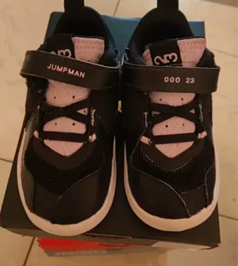 乔丹童鞋 网面拼接皮革，皮革边缘有点泛白，...