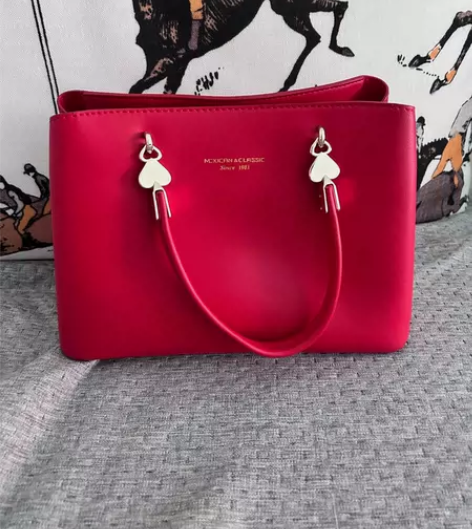 稻草人红色手提包婚包 可手提可斜挎，容量很...