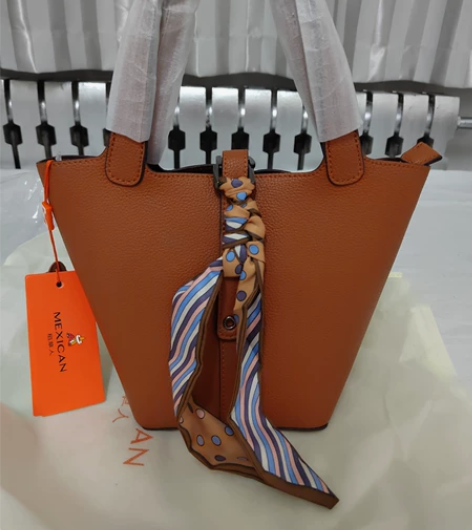 全新有吊牌稻草人手提包斜挎包 有长带子，可...