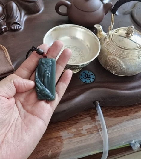 青玉质地细腻！牌子武圣关公 感兴趣的话点“...
