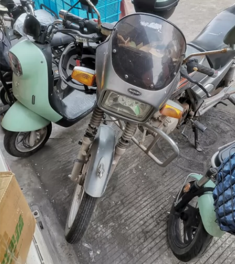 铃木钻豹，自己一直在骑的车子，手续都是有的...