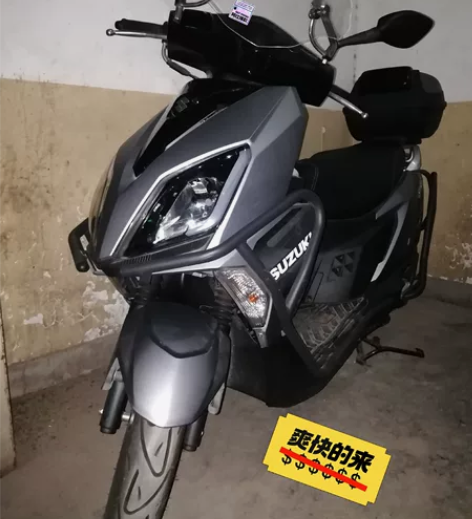 轻骑铃木UY125高配百年纪念款。出厂日期...