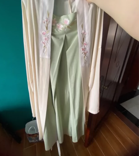 东月棠宋制三件套s码 感兴趣的话点“我想要...