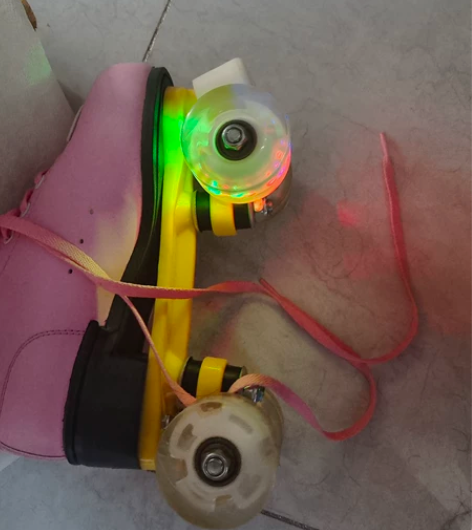 双排轮滑鞋，37码。四个轮子都能正常闪光的...