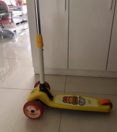 儿童滑板车 小黄鸭 35元出,不议价 功能...