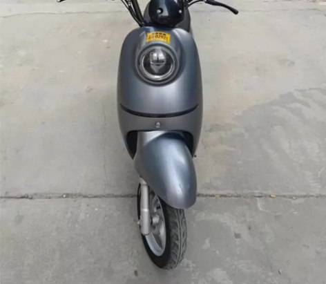 雅迪电动车新国标的48伏电池。续航10公里...