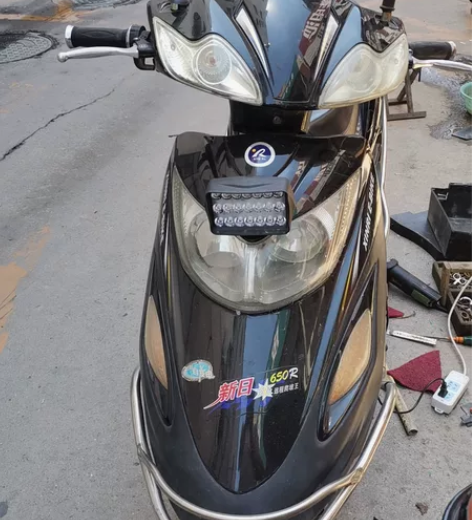 出一辆新日踏板电动车，成色不错！除了后灯处...