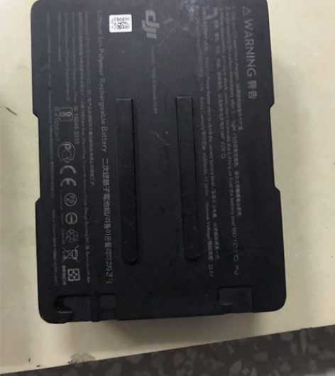 大疆悟2无人机电池，飞机飞没了，就剩电池了...