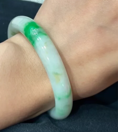 辣绿的白底青圆条翡翠手镯，带点果绿底色，有...