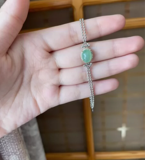 果绿色 翡翠银手链 纯银材质,不会撞的款式...