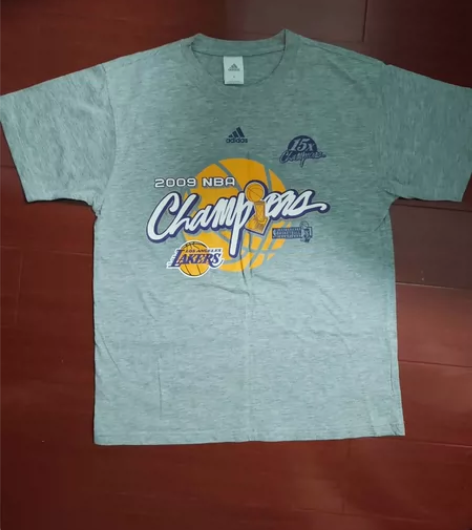 科比 2009 年湖人总冠军领奖 T，不知...