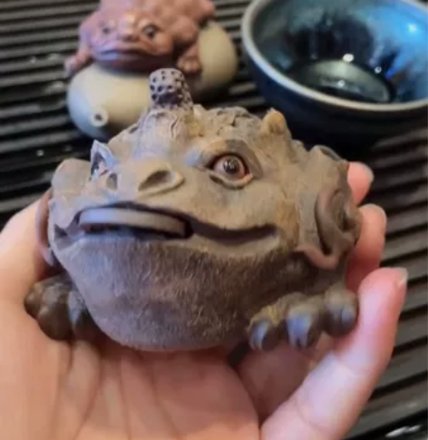捡漏紫砂茶宠摆件手工树皮金蟾，特价手工紫砂...