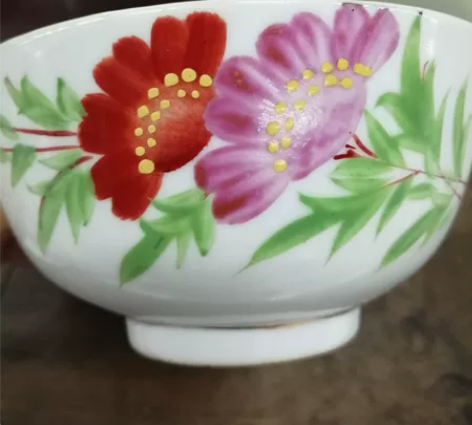 民国手绘碗一对。 该碗保存完好，颜色鲜艳靓...