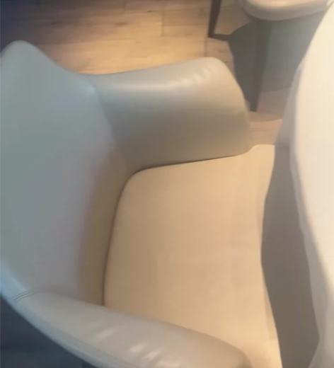 可放在餐厅，放在家里，全部都是真皮材质的椅...