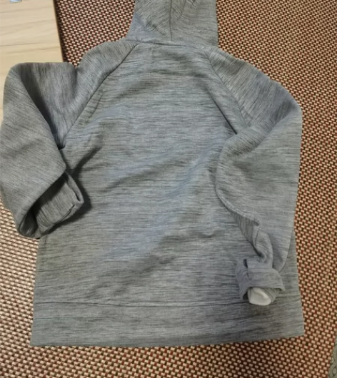 出厂打板的衣服 耐克童装带绒帽衫 M码身高...