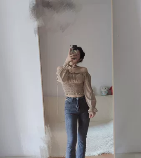 深灰色微喇牛仔裤，腰部有个小设计，闺蜜的服...