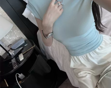 FBB limit夏季新款多色纯欲T恤女不规则斜肩扭结设计橡...