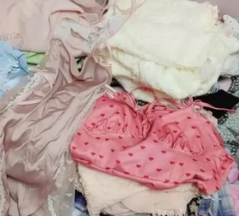 大学校园闲置女生旧衣服论斤卖 都是同学们毕...