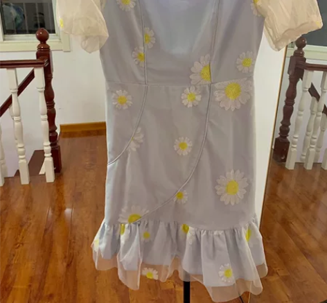 小雏菊荷叶边裙 感兴趣的话点“我想要”和我...