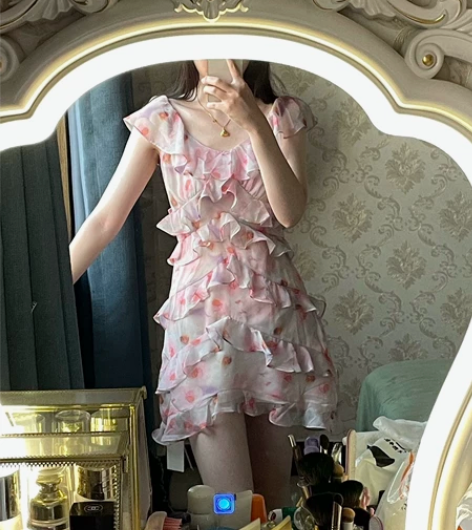 粉色荷叶裙 吊牌不在了 崭新 50出 可看...