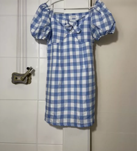 女士夏季薄款短袖蓝色格子泡泡袖露锁骨款式连...