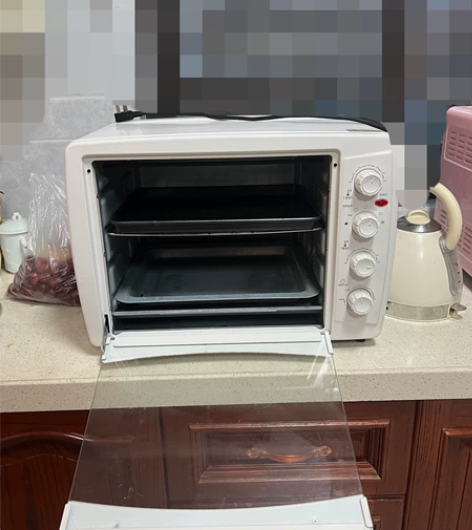 家庭的烤箱有两台，便宜出一台白色的，9成新...